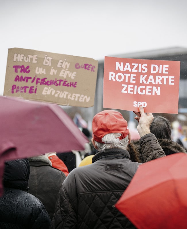 Foto: "Nazis die rote Karte zeigen" steht auf einem Schild, das ein Demonstrant hochhält