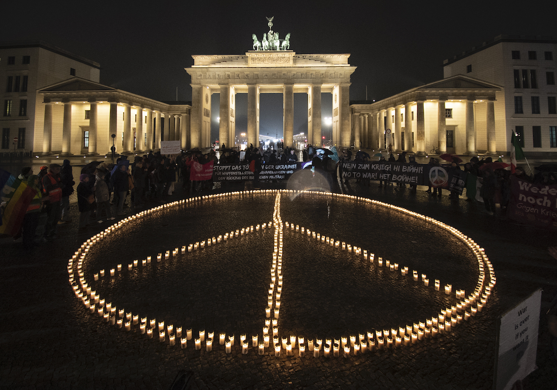 Foto: Peacezeichen aus Kerzen vor dem Brandenburger Tor
