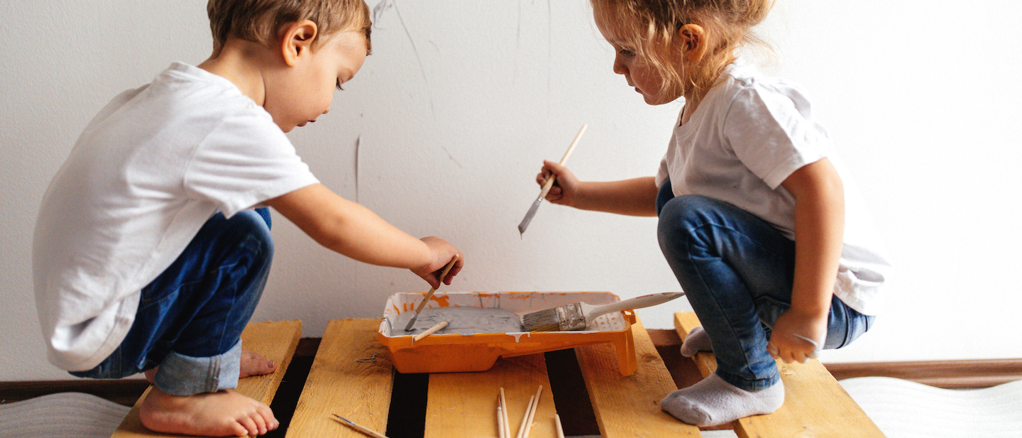 Foto: Kinder malen an einer Wand