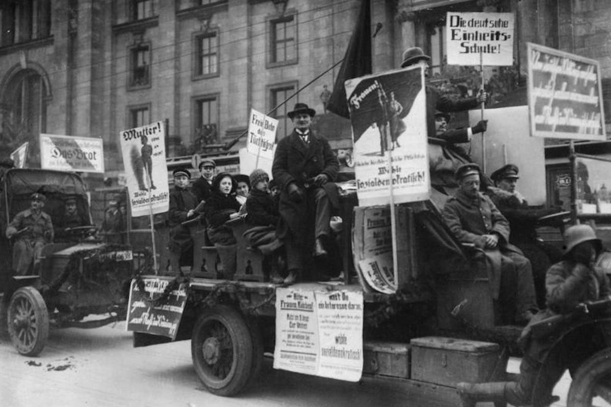 Foto: Korso der SPD in Berlin zu den Wahlen der Nationalversammlung am 19.01.1919