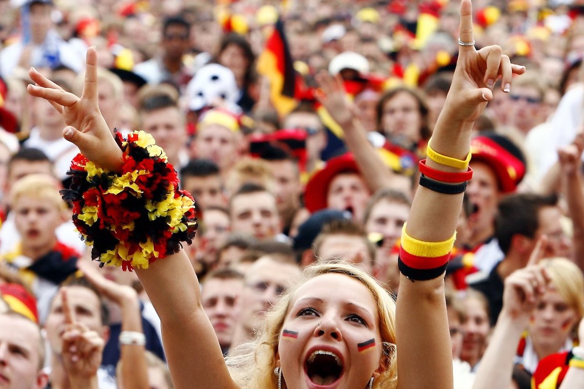 Foto: Weiblicher Fan der deutschen Fußballnationalmannschaft jubelt auf Berliner Fanmeile während Fußball-WM 2006 