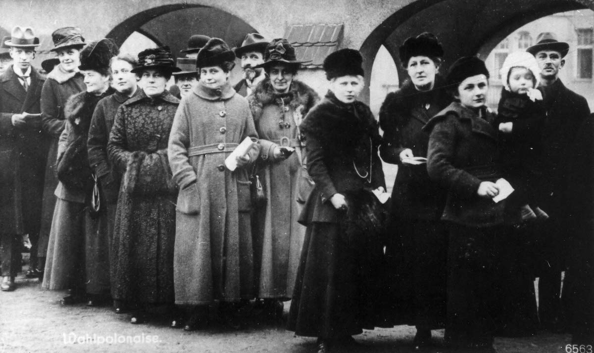 Foto: Frauen stehen am 19.01.1919 in einer Schlange vor einem Wahllokal