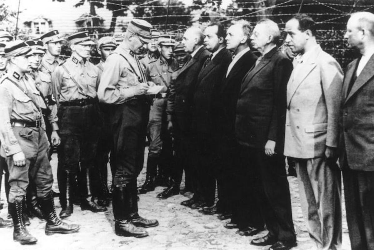 Foto: SA-Männer vor SPD-Häftlingen im KZ Oranienburg, August 1933