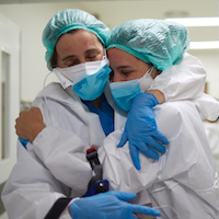 Foto: OP-Pflegerinnen umarmen sich