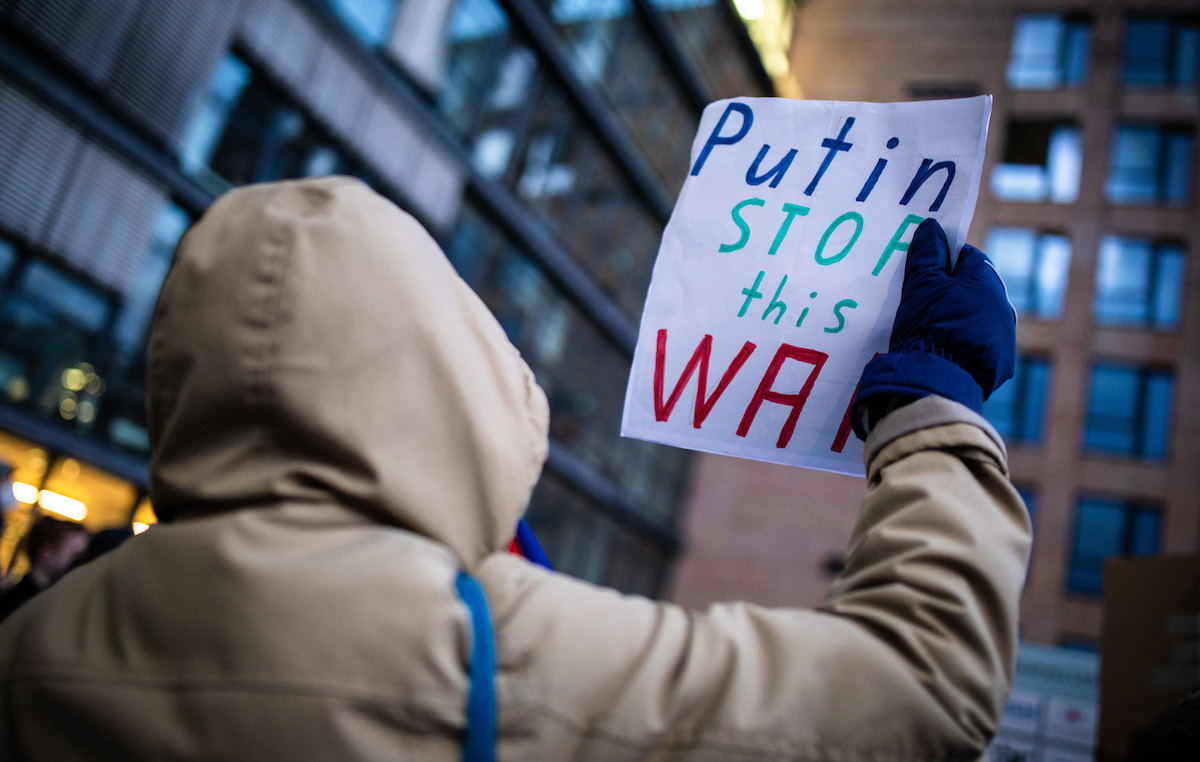 Foto: „Putin Stop this War" (Putin, stopp diesen Krieg) steht auf dem Schild eines Teilnehmers einer Demonstration vor dem russischen Generalkonsulat in Stuttgart