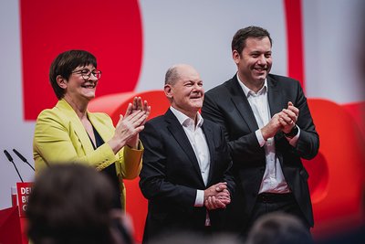 Foto: Saskia Esken, Olaf Scholz und Lars Klingbeil beim SPD-Parteitag
