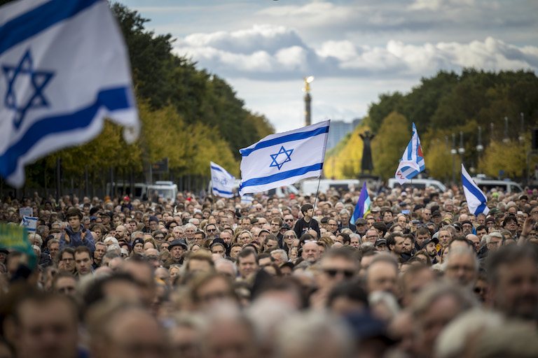 Foto: Tausende zeigen am Brandenburger Tor Solidarität mit Israel