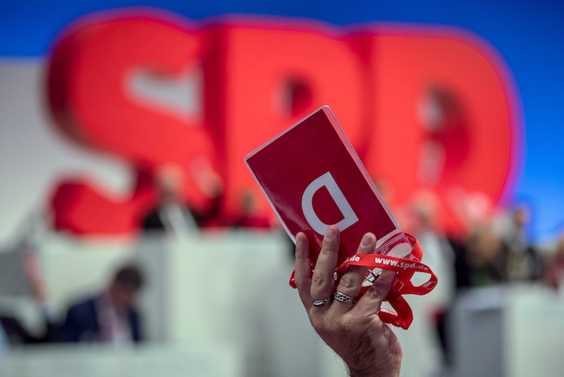 Foto: Ein Delegierter hält beim SPD-Bundesparteitag seine Stimmkarte hoch.