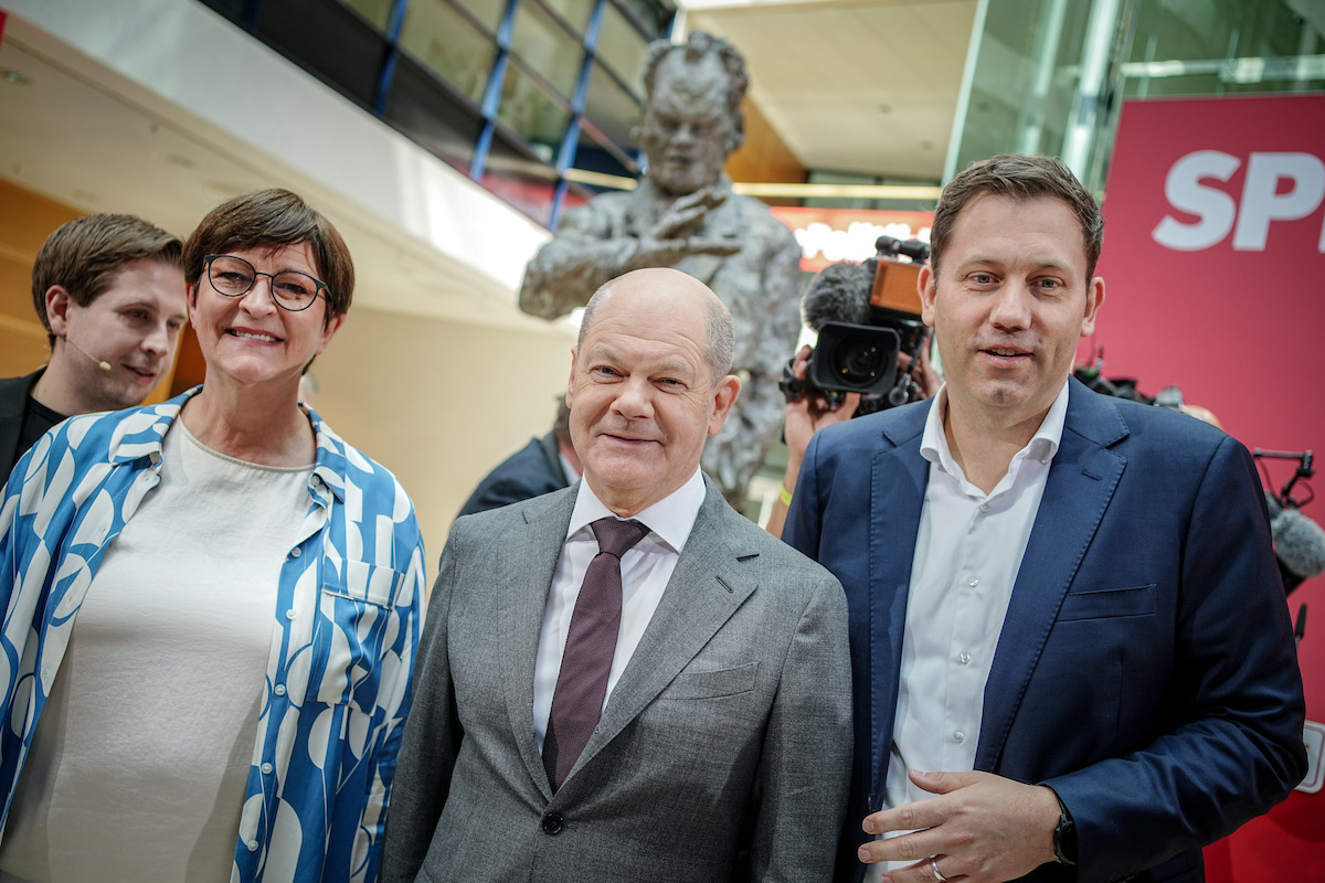 Foto: Kevin Kühnert (l-r), Saskia Esken, Olaf Scholz und Lars Klingbeil nehmen an der Feier der SPD für ihr 160-jähriges Bestehen teil. 