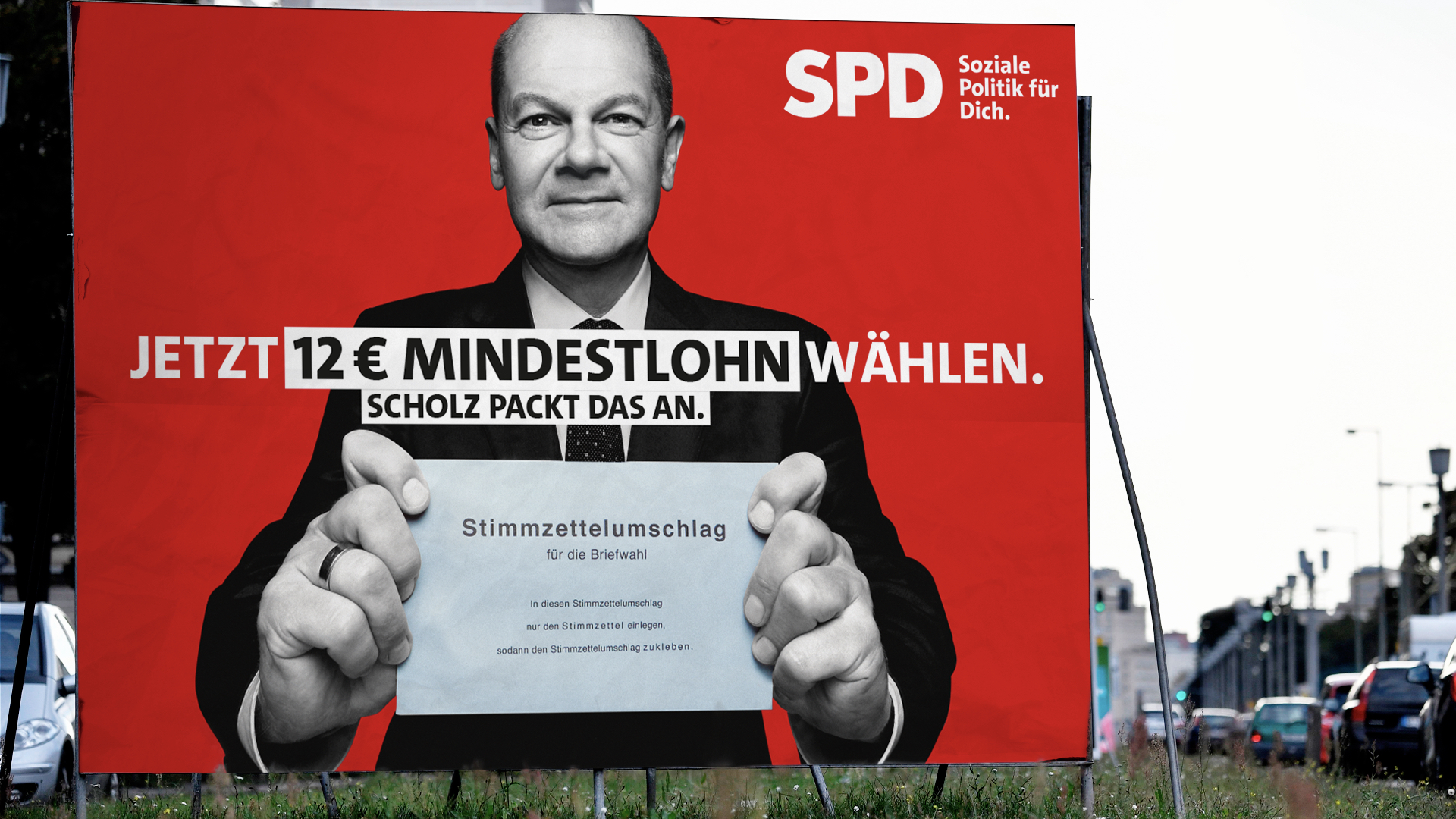 Foto: SPD-Plakat zur Bundestagswahl zum Thema Mindestlohn steht auf Grünfläche 