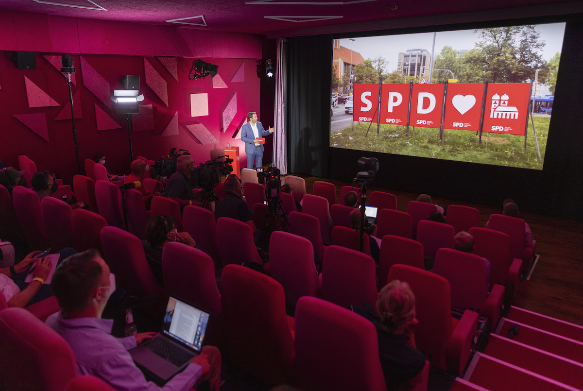 Foto: Lars Klingbeil präsentiert die Wahlkampagne in Berliner Kino 