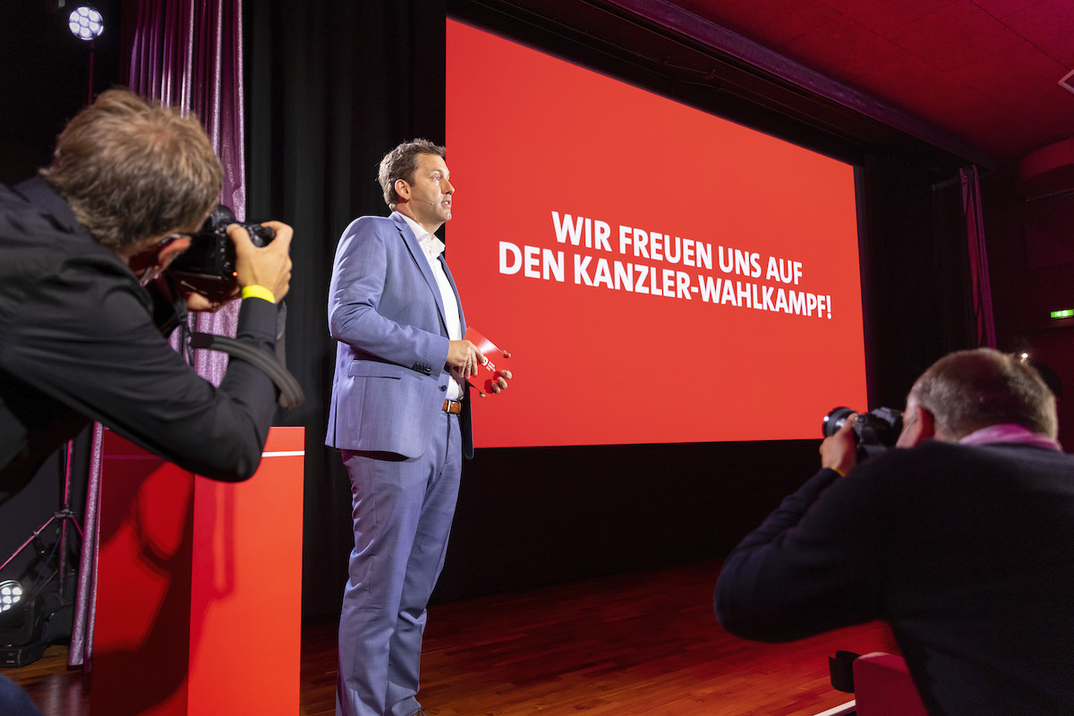 Foto: Lars Klingbeil präsentiert die Wahlkampagne in Berliner Kino 