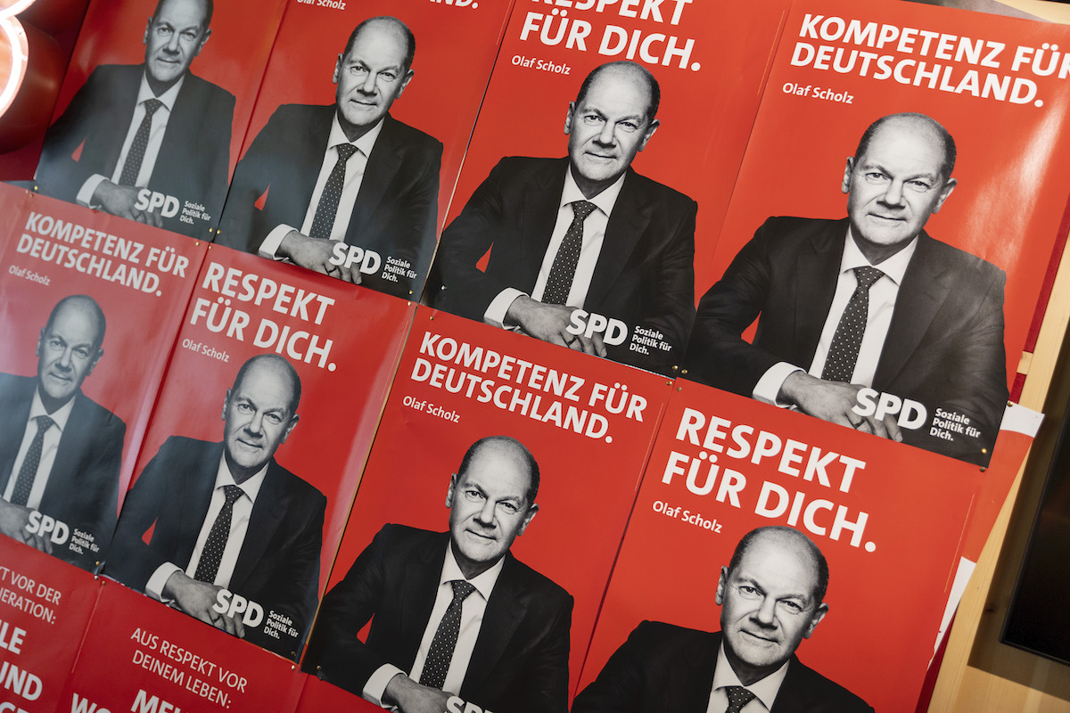 Foto: Olaf Scholz-Plakatmotive hängen an einer Wand