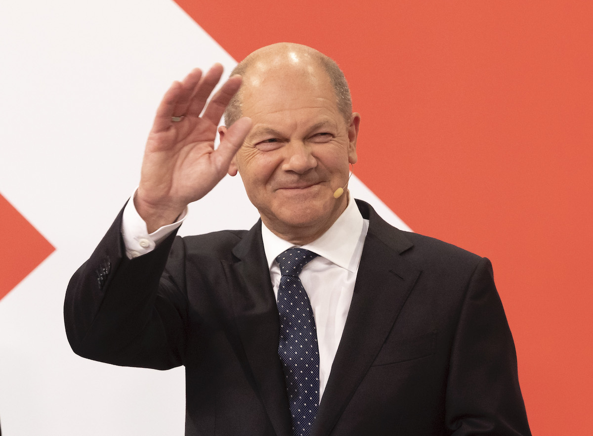 Foto: Olaf Scholz winkt beim Wahlabend den Unterstützerinnen zu