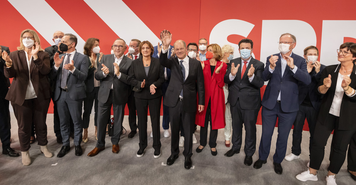 Foto: Die SPD-Parteispitze und Olaf Scholz beim SPD-Wahlabend