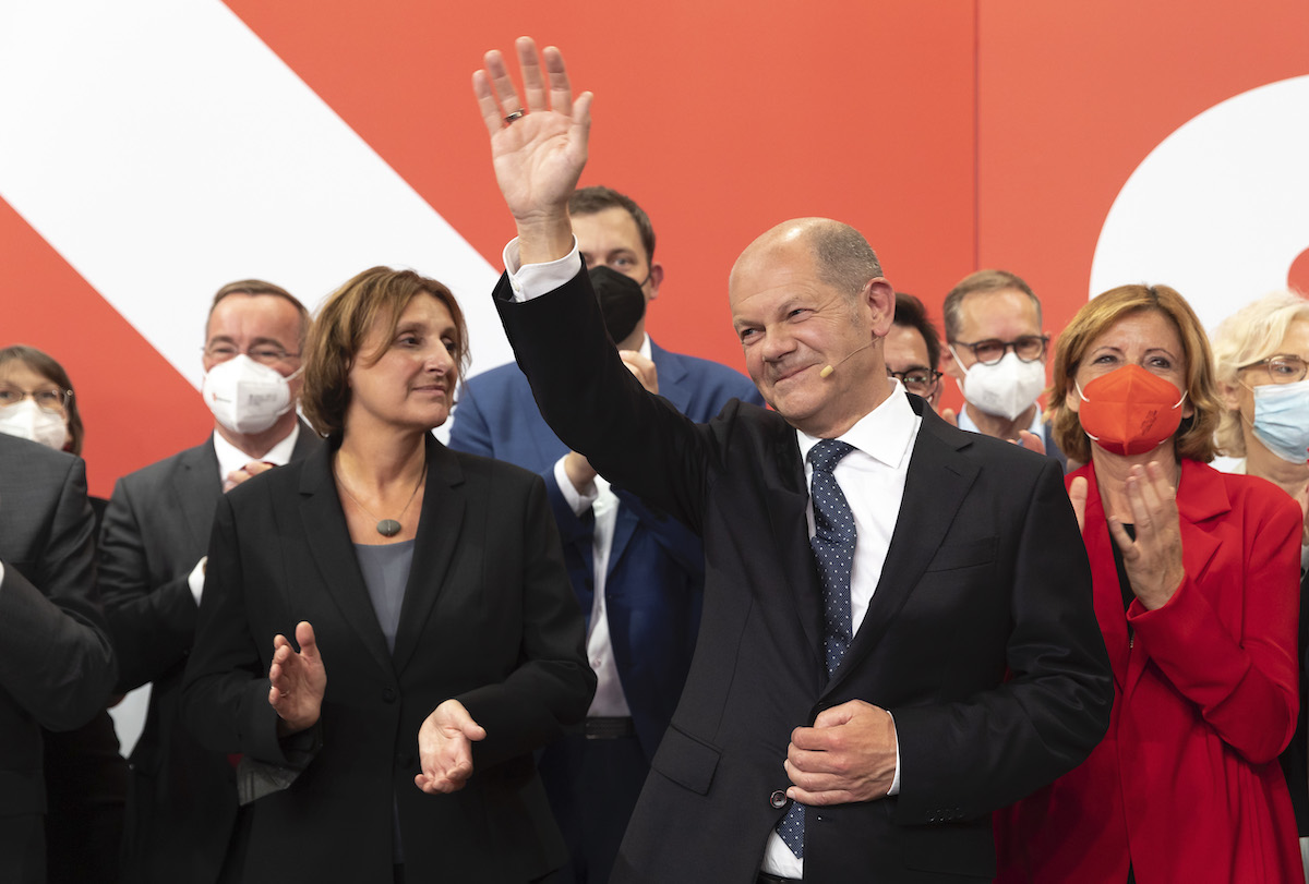 Foto: Olaf Scholz winkt den SPD-Anhängern beim Wahlabend zu