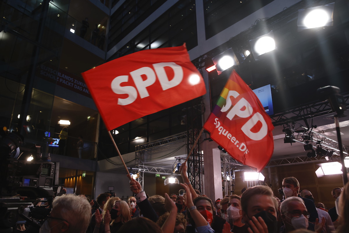 Foto: SPD-Anhänger schwenken SPD-Fahnen am Wahlabend