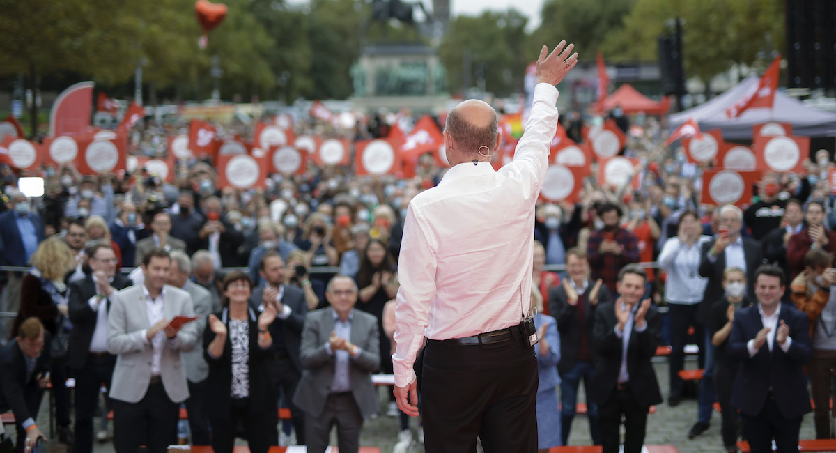 Foto: Olaf Scholz winkt den Zuschauern der SPD-Endspurtkundgebung in Köln zu