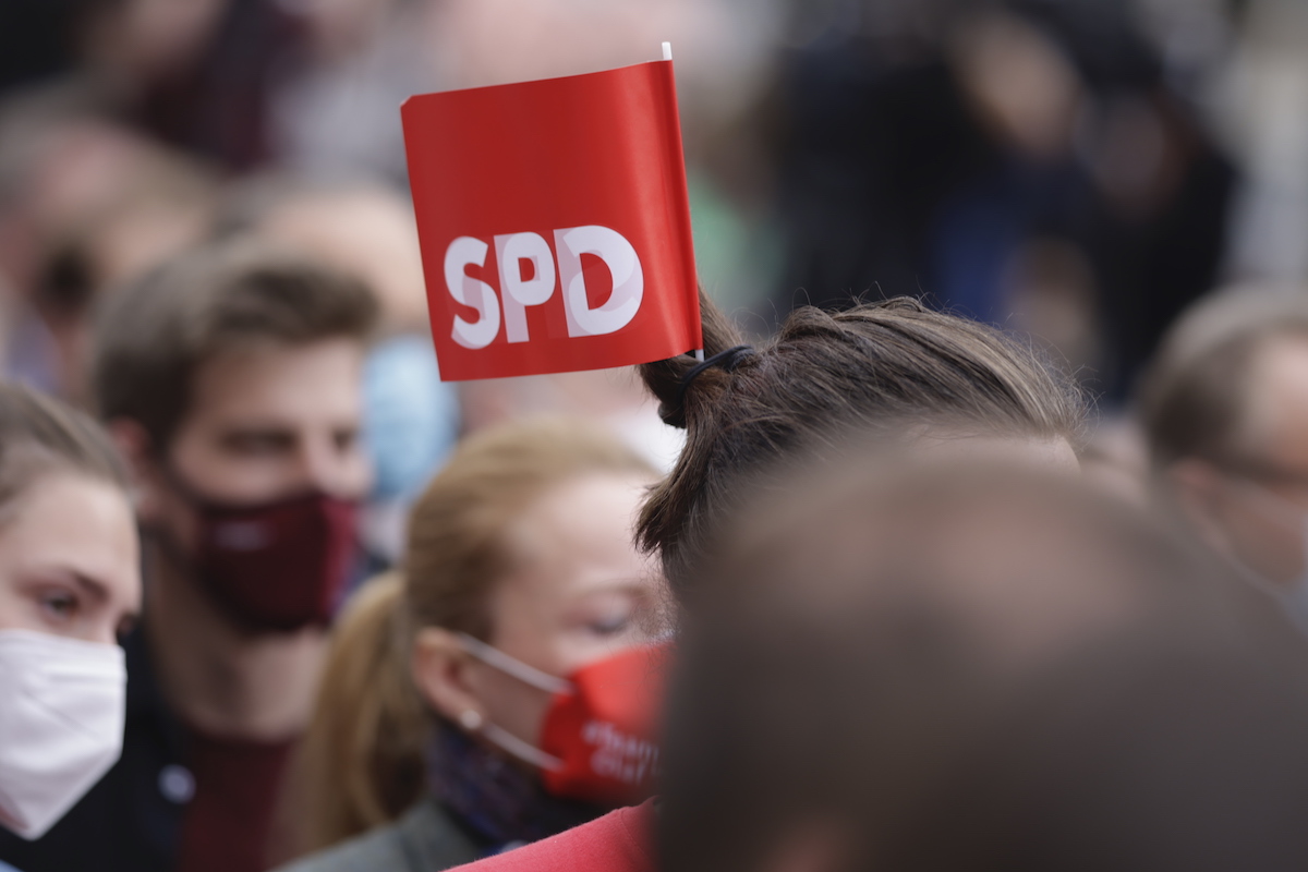 Foto: Frau hat SPD-Fähnchen in Zopf befestigt