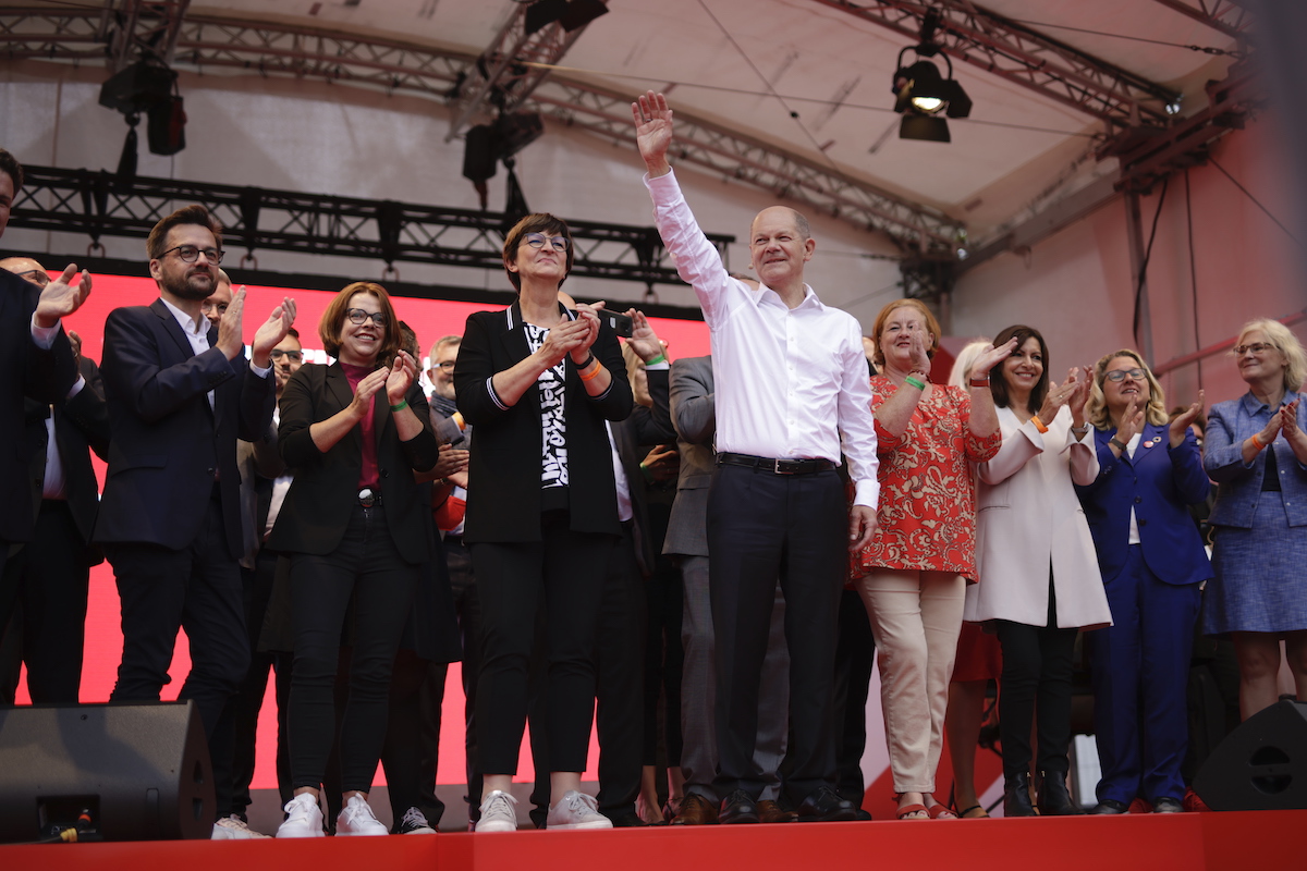 Foto: Die Parteispitze und Olaf Scholz auf der Bühne bei der Endspurtkundgebung in Köln