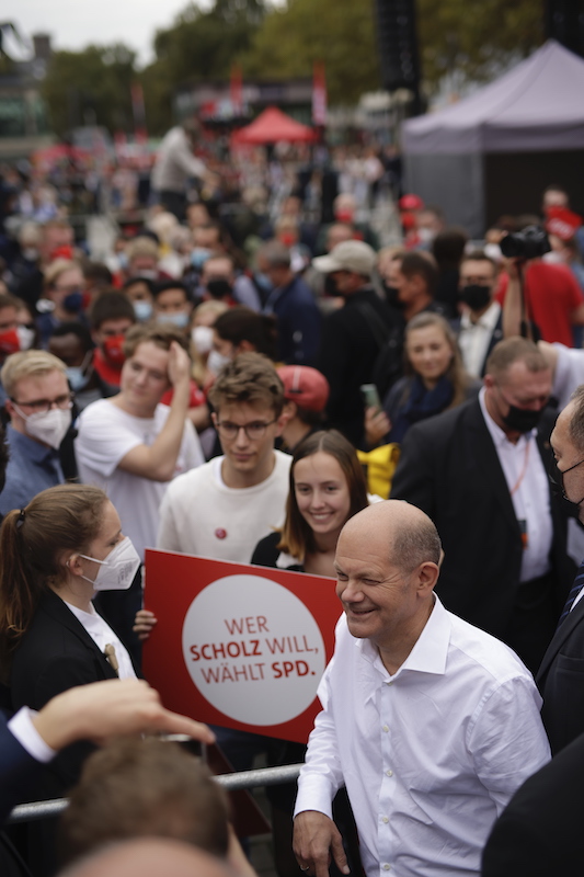 Foto: Olaf Scholz beim "Bad in der Menge" bei der Endspurtkundgebung in Köln