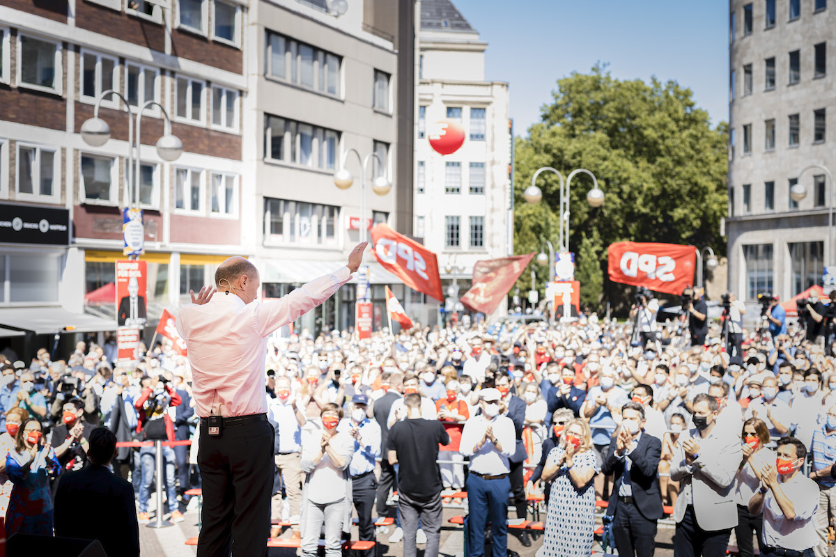 Foto: Olaf Scholz winkt den Besuchern der SPD-Wahlkampfauftaktkundgebung in Bochum zu