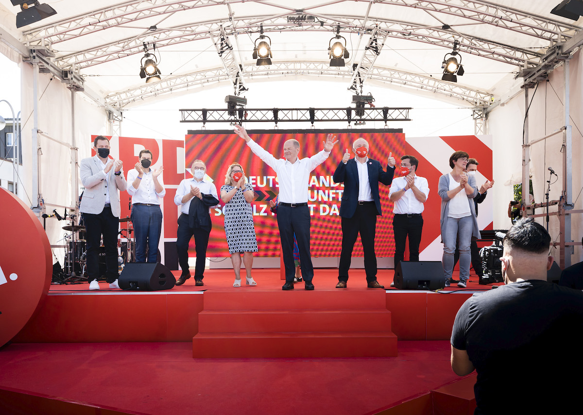 Foto: Die SPD-Parteispitze steht auf der Bühne bei der SPD-Wahlkampfauftaktkundgebung in Bochum