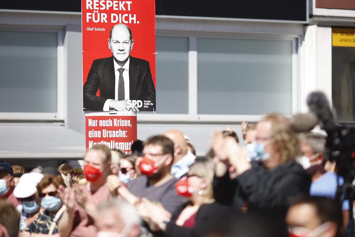 Foto: Zuschauer applaudieren bei der SPD-Wahlkampfauftaktkundgebung in Bochum