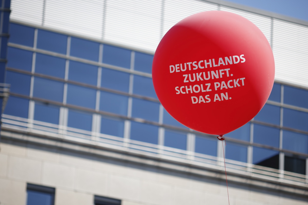 Foto: SPD-Luftballon mit Aufschrift "Deutschlands Zukunft. Scholz packt das an."