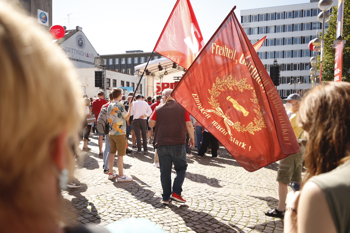 Foto: Zuschauer mit SPD-Fahnen bei der SPD-Wahlkampfauftaktkundgebung in Bochum