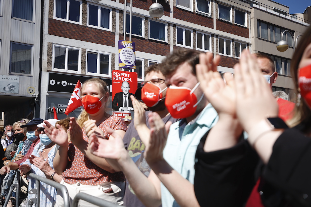 Foto: Zuschauer applaudieren bei der SPD-Wahlkampfauftaktkundgebung in Bochum