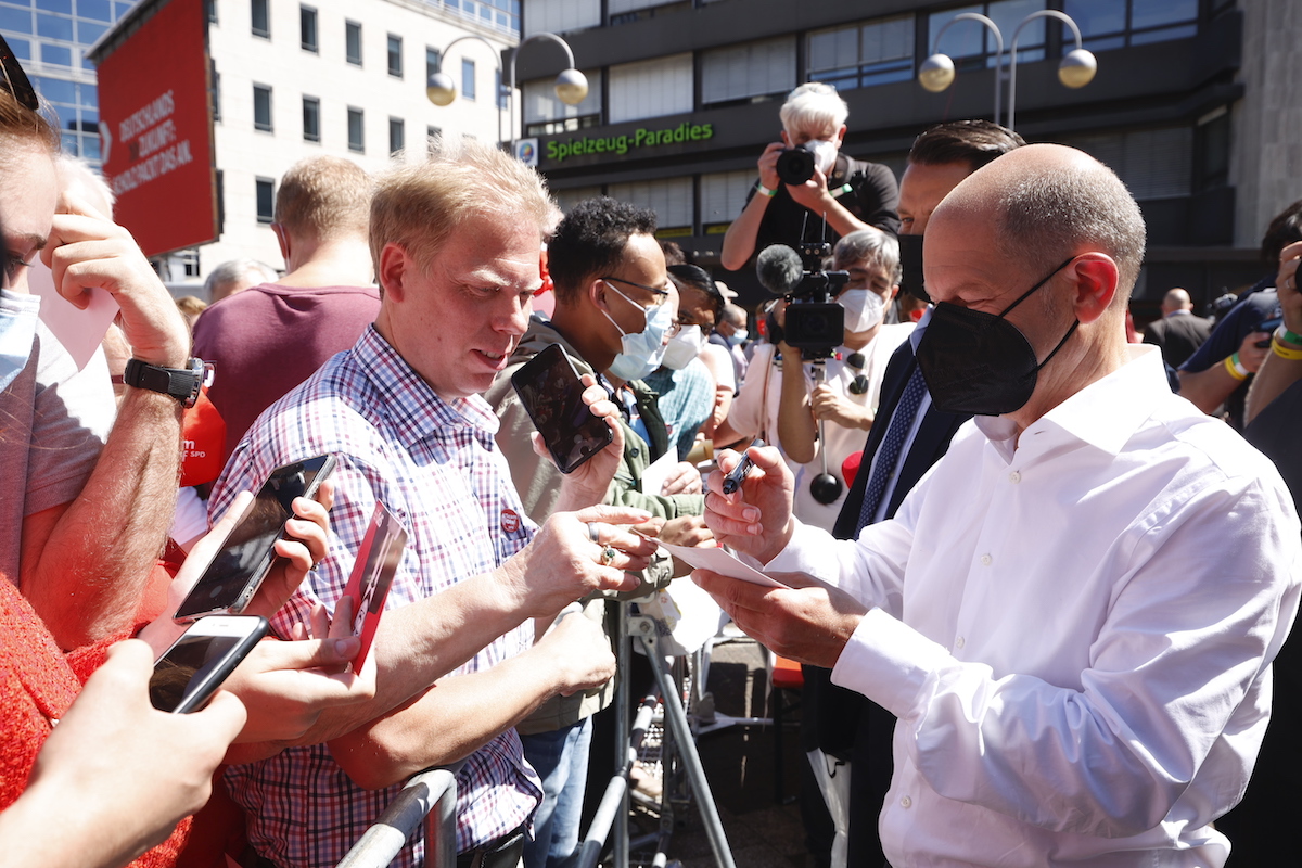 Foto: Olaf Scholz gibt Autogramm nach der SPD-Wahlkampfauftaktkundgebung in Bochum