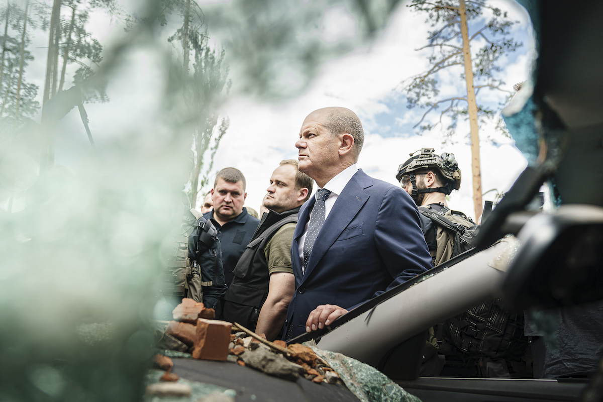 Foto: Olaf Scholz steht an einem stark beschädigten Auto in Irpin im Großraum Kiew