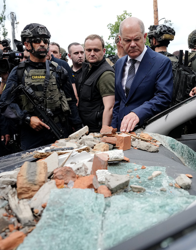 Foto: Olaf Scholz blickt auf ein stark beschädigtes Auto in Irpin im Großraum Kiew. 