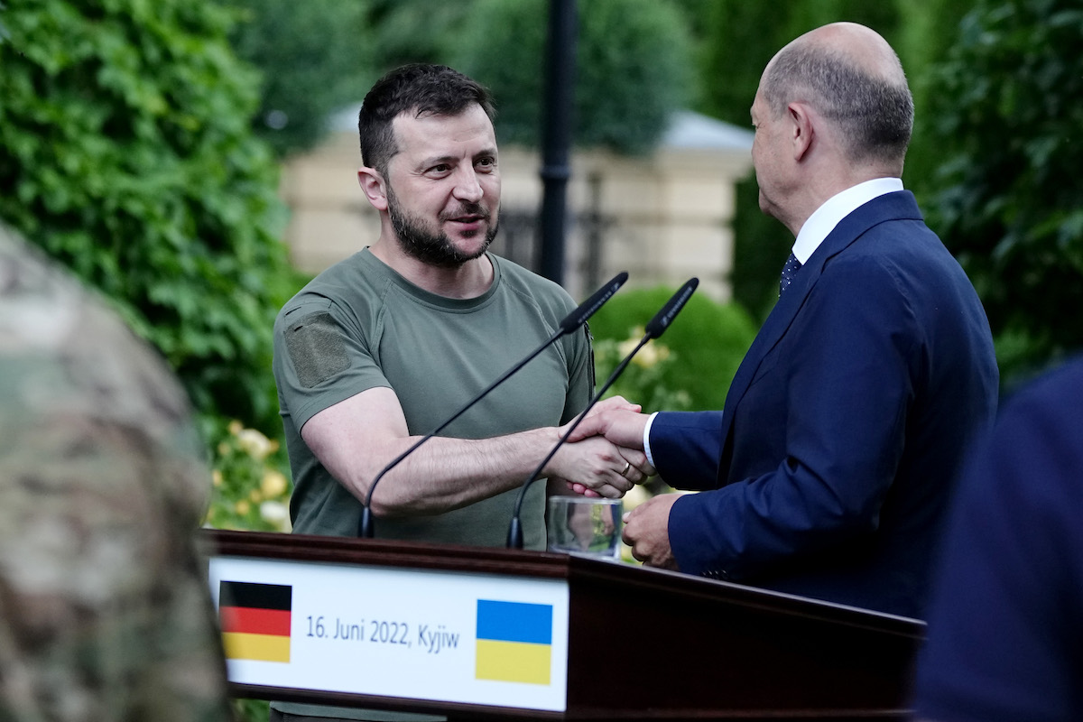 Foto: Olaf Scholz und Wolodymyr Selenskyj geben sich die Hand