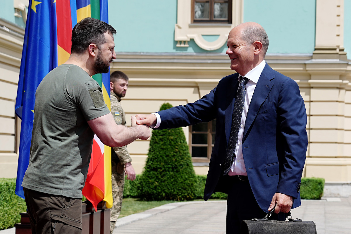 Foto: Wolodymyr Selenskyj begrüßt Olaf Scholz in Kiew