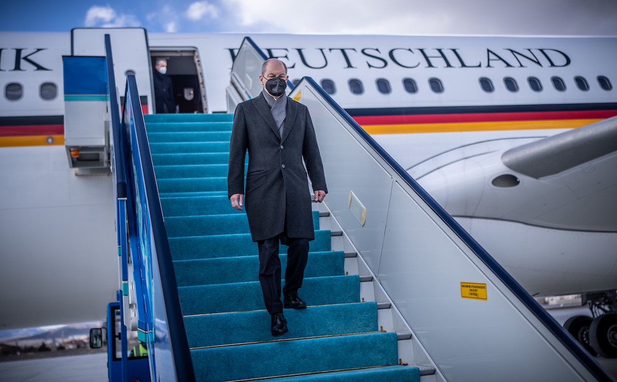 Foto: Olaf Scholz kommt am Flughafen in Ankara an.