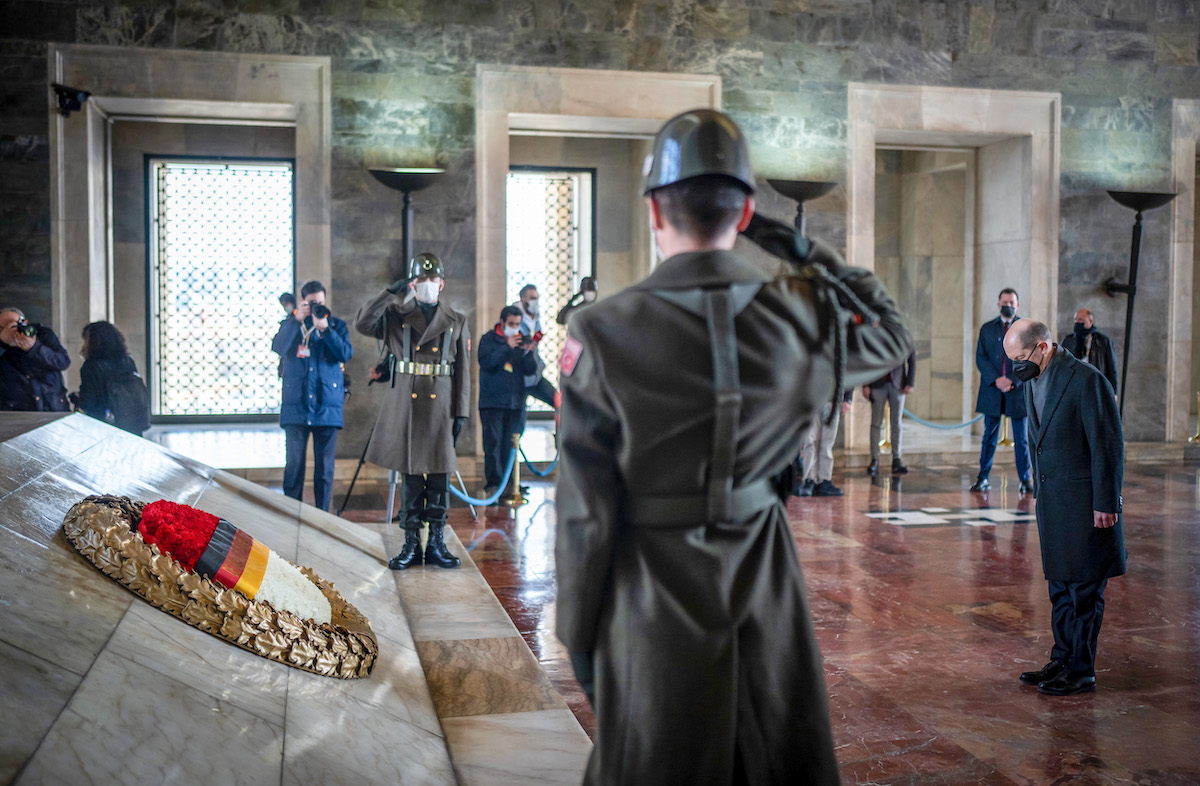  Foto: Olaf Scholz nimmt an der Kranzniederlegung am Atatürk Mausoleum in Antikabir teil.