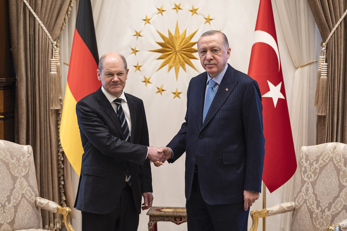 Foto: Olaf Scholz gibt Recep Tayyip Erdoğan zu Beginn ihres Treffens die Hand.