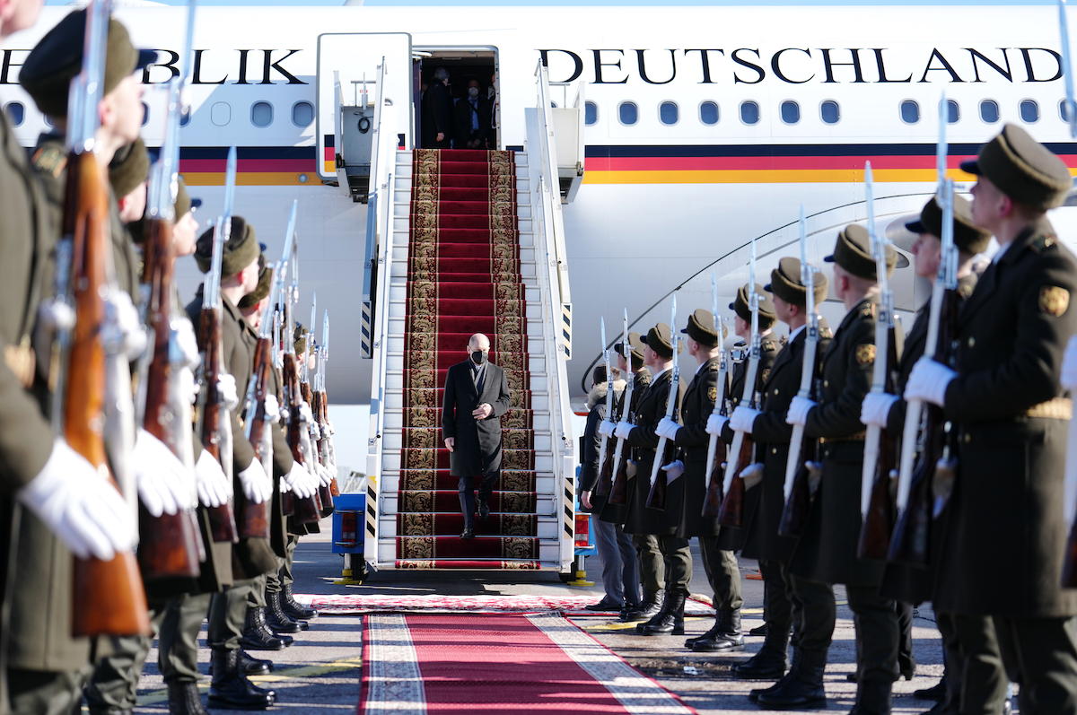 Foto: Olaf Scholz verlässt bei seiner Ankunft in Kiew den Airbus A340 der Luftwaffe.