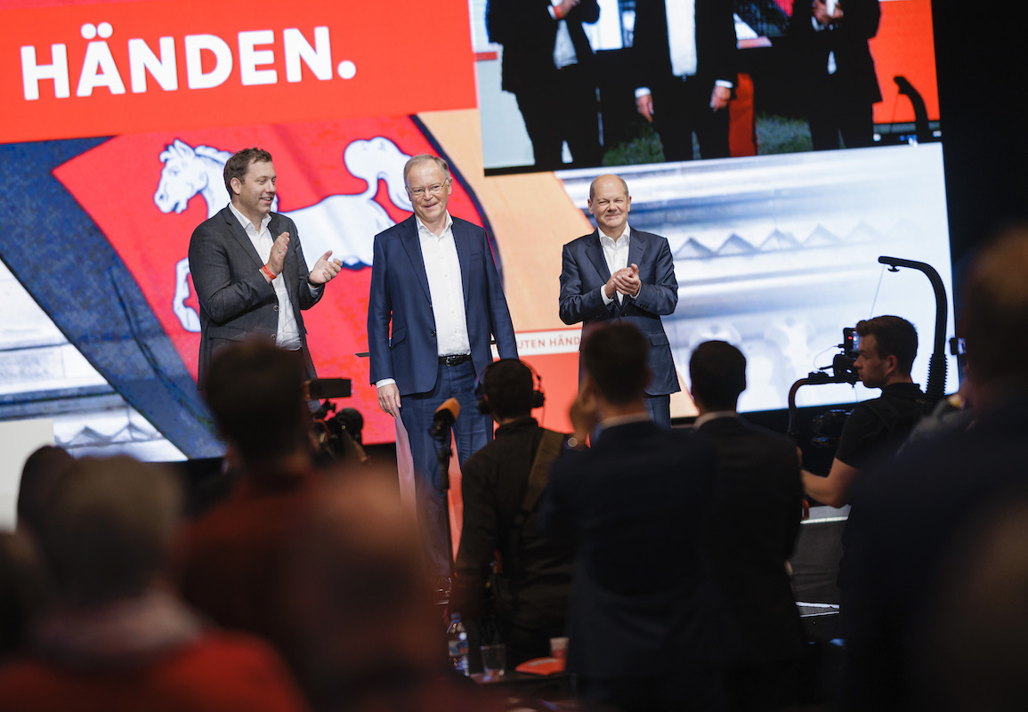 Foto: Lars Klingbeil, Stephan Weil und Olaf Scholz bei Landesparteitag der SPD Niedersachsen