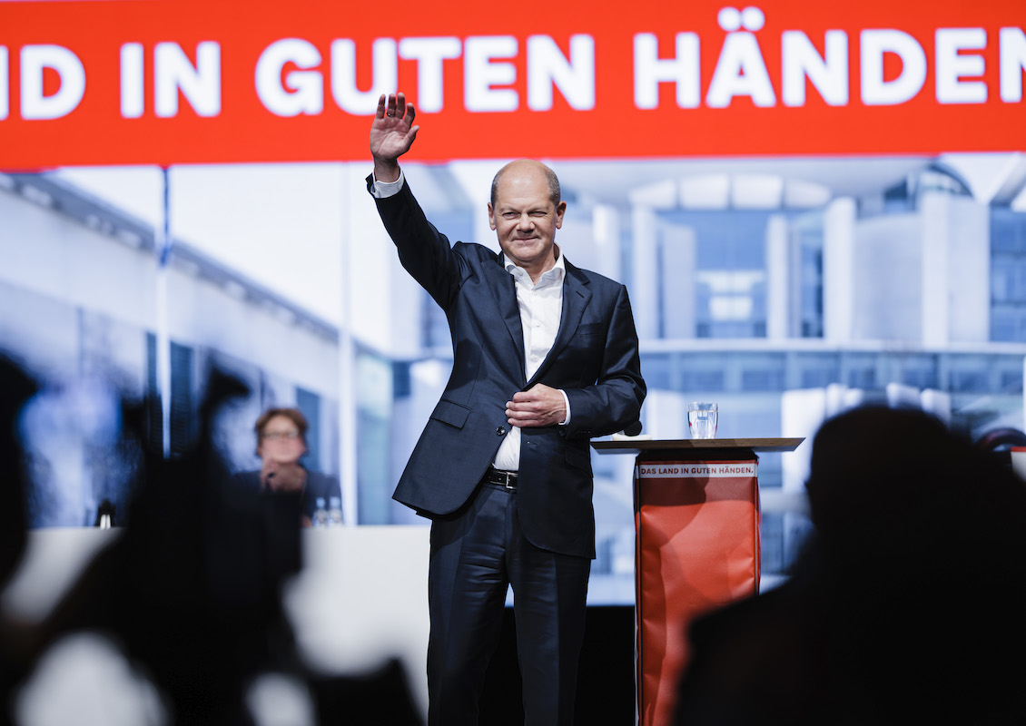 Foto: Olaf Scholz winkt zu den Delegierten beim Landesparteitag der SPD Niedersachsen