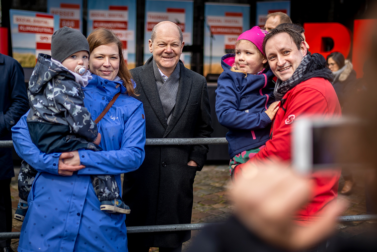 Foto: Bundeskanzler Olaf Scholz mit Besucherinnen und Besuchern des Wahlkampfauftakts der SPD Schleswig-Holstein.