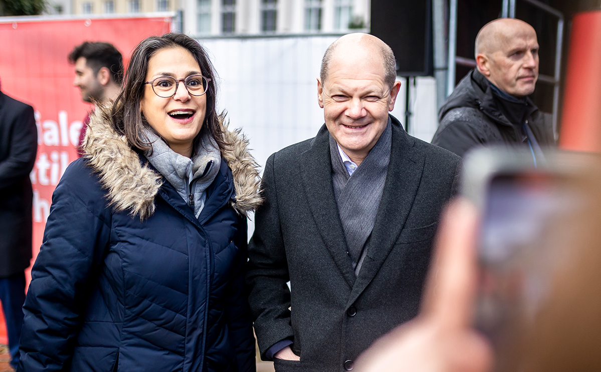 Foto: Serpil Midyatli, Landesvorsitzende der SPD Schleswig-Holstein, und Bundeskanzler Olaf Scholz am Rande der Auftaktkundgebung.