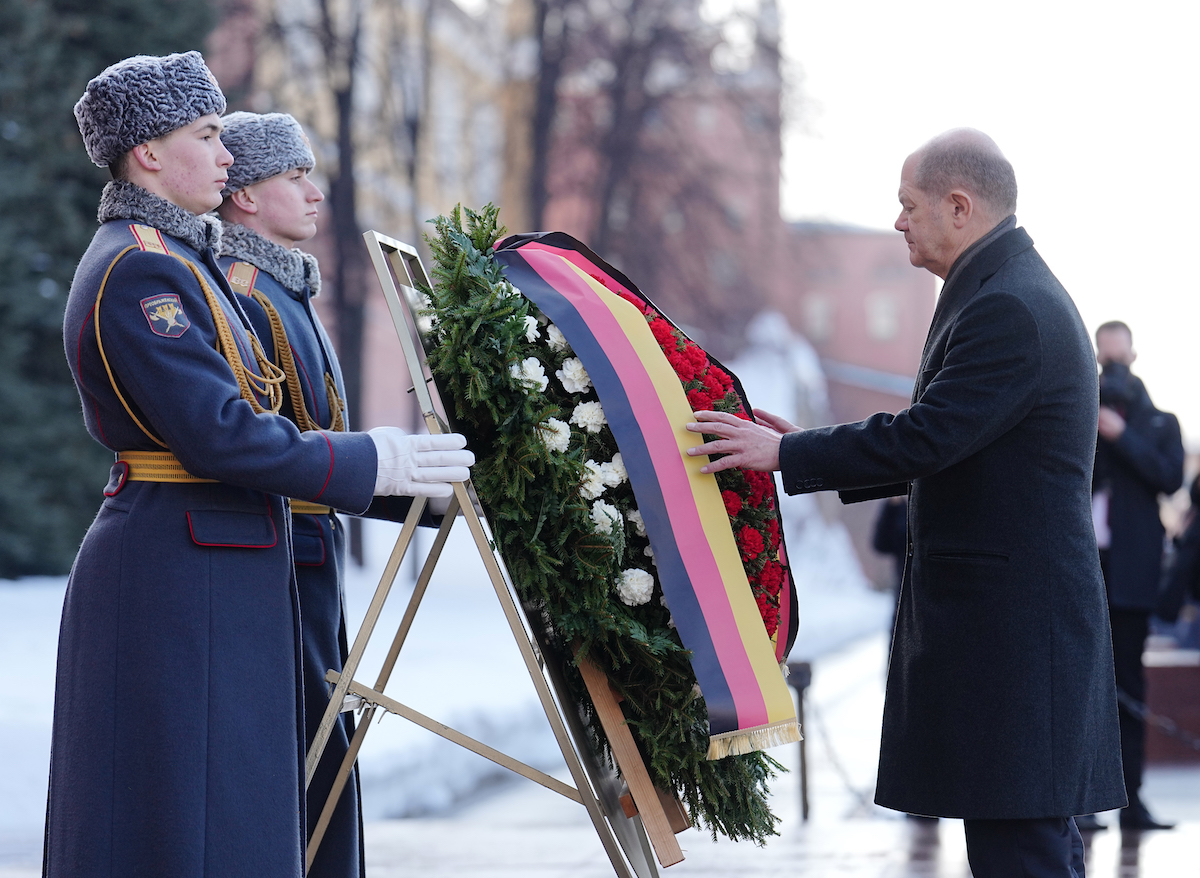 Foto: Olaf Scholz legt am Grabmal des unbekannten Soldaten einen Kranz nieder