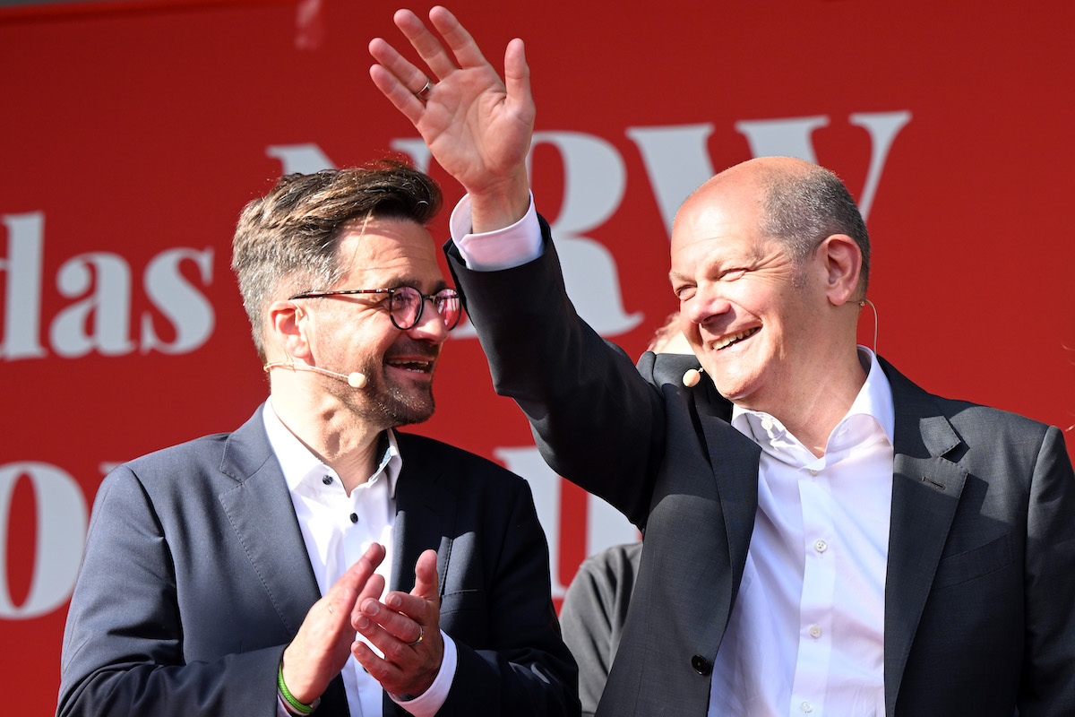 Foto: Thomas Kutschaty und Olaf Scholz stehen auf der Bühne