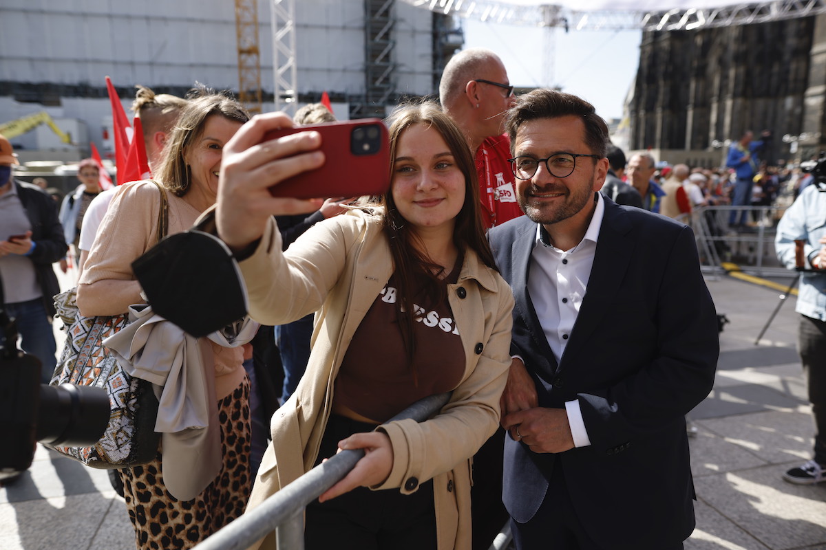 Foto: Junge Frau macht Selfie mit Thomas Kutschaty