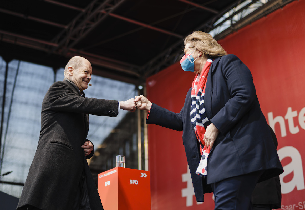 Foto: Olaf Scholz und Anke Rehlinger begrüßen sich mit Coronafaust