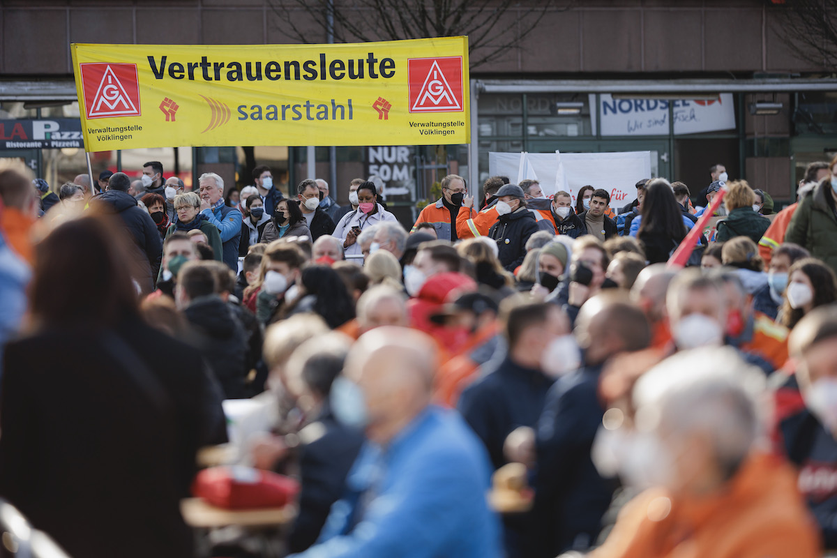 Foto: Saarstrahl-Vertrauensleute der IG Metall halten ein Transparent hoch