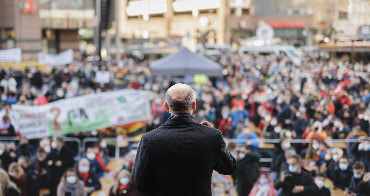 Foto: Blick auf die Menschenmenge, die die Rede des Kanzlers anhört